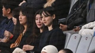 大谷翔平の妻、真美子さんが開幕戦を観戦　大谷母の隣で笑顔…ドジャースのユニ着用