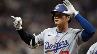 大谷翔平、ダルビッシュから爆速181キロ右前打→初盗塁　移籍後初安打…真美子夫人も拍手