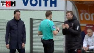 一体、何が起きた！？ 審判がブチギレ！→突然ピッチの外へ歩き出す… ベンチからの度重なる抗議に怒りのイエローカードが炸裂した瞬間