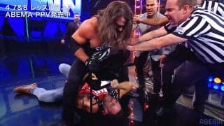 米人気レスラーが突如凶器で滅多打ち＆残酷首絞め攻撃受け衝撃ノックアウト 背後から卑劣攻撃→審判＆警備が大挙して制止、場内騒然