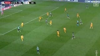 こんなの普通じゃない！日本代表・守田英正が突然ひらり！敵を欺く鮮やか“回転ヒールパス”で3人がかりのプレスを翻弄、芸術的フリックで強烈シュートを演出した瞬間「センスがすごい！」