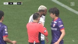 スタジアム騒然！ 一触即発、バッチバチの超至近フェイスオフ！激昂する横浜 アンデルソン・ロペスに京都・宮本が詰め寄り、喧嘩上等の睨み合いが勃発した瞬間