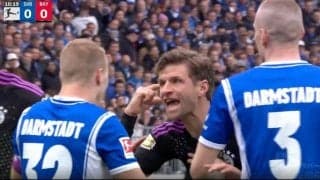 誤審だろ！お前、どこ見てんだよ！ 頭を蹴られた方に“ファウル判定”→ 血管がブチギレるレベルで審判に猛抗議する瞬間 「怖すぎる」「キレていいw」