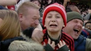 中継に一瞬映ったスタンドの少年が世界中で大バズり！ 歴史的な劇的逆転ゴール→少年ファンの喜び方がハンパじゃない瞬間