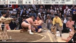 「おすわりした」「テディベアかな？」力士の尻もち姿が愛らしい 高速うなずきの合わせ技に「かわいい」視聴者ノックアウト