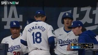 OK、大丈夫！大谷翔平、大乱調の山本由伸に熱い激励！先輩らしさにファン感動「見守る先輩大谷さんの顔推せる」「さすがや大谷先輩」