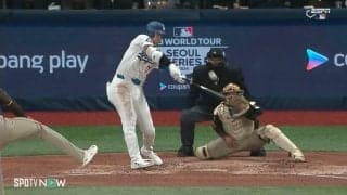 腕だけであそこまで飛ばす？大谷翔平“泳いでコツン”がフェンスぎりぎり特大フライでファン驚愕「入ったかと思ったｗ」「当てただけであそこまで飛ぶのか笑」