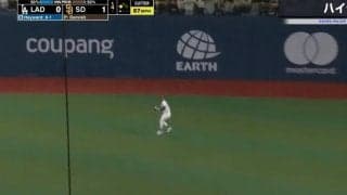 あそこからブッ刺しにくるのかよ！「世界最高レベル」「エグいな」 球場騒然の超絶“爆肩バックホーム”→ストライク送球が炸裂した瞬間　怪物・タティスJrの鬼守備が話題に