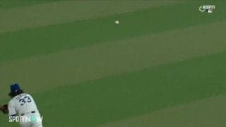 どうしたドジャース！？誰もいない一塁へ外野手が全力送球の謎プレー「無人ベース送球」「強豪チームとは思えないぞ」