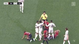 なにが起きた？鹿島・鈴木優磨が味方へのラフプレーで相手に詰め寄りあわや乱闘寸前　小競り合い→顔面タッチで倒れ込んだ瞬間「痛いところだったかも」