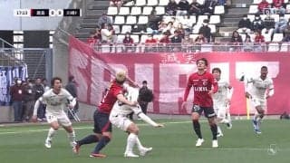 「こっちのファウル？」「かわいそう」競り合いで倒されたはずがファウルになる“微妙”判定にファン不満「だいたいフォワードが取られる」傾向も？