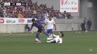 がっつり踏まれてるのに「なんでだよ！」膝を踏みつけられた側がファウルを取られる“驚き”の判定！必死のスライディングが仇になった球際の攻防戦