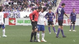 うそだろ？大丈夫？試合中、選手と主審が正面衝突し一時中断する珍場面　転倒した主審に一人歩み寄って気遣う紳士なキャプテンに「さすが喜田さん」「気遣いが素晴らしい」