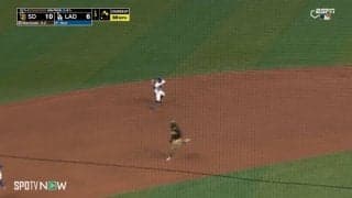 捕ってから投げるが速すぎる！ベッツから始まる美的レベルが高いダブルプレーでファン魅了