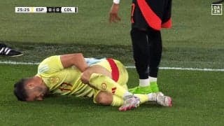 痛すぎる…強烈ボールが“股間”にクリーンヒットした悲劇の瞬間！ 大悶絶して顔を覆ったスペイン代表FWに同情の声「可哀想に…」「想像すらできない」