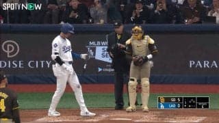 この仕草の意味は何だ…？大谷翔平、打席直前に見せた“逆さバット”の謎ルーティン