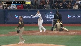 球場騒然… どこまで飛ばすんだよ！ 大谷翔平が片手一本で“説明不能なスイング”　大谷しかできない異次元パワーで特大飛球を打ち上げた瞬間