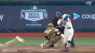 「大谷を霞ませるのスゴい」「どんな打ち方だよ！」エグすぎる“体のねじり”で美しすぎる高弾道アーチを炸裂した瞬間　大谷の前で打ちまくる“完璧超人”ベッツの驚愕パワー