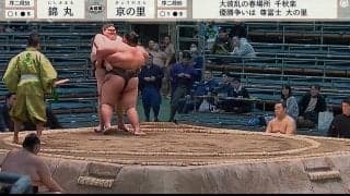 そこから残るんかい…！ 絶体絶命も土俵際の脅威的な粘りに拍手喝采「おおお」「耐えちゃったw」称賛と驚きの声