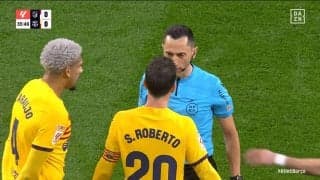 こわい？「審判すげえな」屈強な選手に囲まれ猛抗議されても屈せず、むしろ鬼の形相で一蹴する“厳格審判”に戦々恐々「刺激しない方がいい」