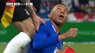 「痛えなテメエ！」エンバペは“報復キック”で対抗…ドイツ代表MFが激しく削って挑発→両者イエローカードにガチギレする一部始終「ガン飛ばしてるの最高」「やりすぎやw」