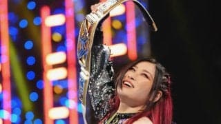 派手すぎる女子レスラー、“高速”飛びヒザ蹴りを顔面被弾KO 頭部が揺れたエグすぎ「新幹線アタック」の瞬間