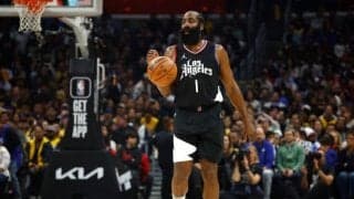 ハーデンが元同僚にヘッドロックの”奇行”も…因縁の古巣シクサーズと対戦