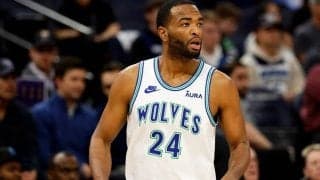 10日間契約で加入したフォワードのTJ・ウォーレンが今季終了までウルブズの一員に