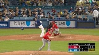 危ねえ！お前、何やってんだよ！ 大谷翔平へのあわや“顔面直撃の死球”に観客がブチギレた瞬間　危険すぎる一球に球場全体が大ブーイングの嵐！