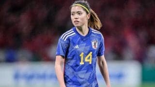 「眼がクリンクリンで可愛い〜ぃ♡」長谷川唯が「厚底シューズショット」公開も、ファンの視線は長谷川に集中！「シューズが唯ちゃんのかわいさでかすれる」「可愛い」の声