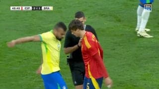 「触るんじゃねぇよ！」ガチギレのブラジル代表がなだめる手を払いのけて喧嘩寸前の緊急事態！審判の注意も聞かずあちこちでバチバチの小競り合いが始まる収拾不能なセットプレーの一部始終