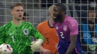 完全にただのヤバい奴！「狂ってるな」「鬼畜すぎだろ」ドイツ代表の“煽り野郎”が舐めまくったプレーを連発した瞬間　相手FWに抱きつき、GKを至近距離から挑発