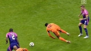 「汚ねえ！」「鬼畜すぎだろ」あれぐらいでファウルかよ？ 背後から容赦ない“危険タックル”を炸裂した瞬間　 復活した“ドイツ代表の皇帝”が百戦錬磨のダーティープレー