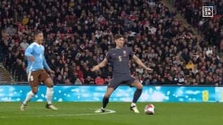 「代表で怪我人出しすぎ」開始4分で股関節がグニャリ マンC・ストーンズが“内転筋の痛み”でPL大一番を前に無念の負傷交代　ファンは「どうしてくれる！」と怒り心頭