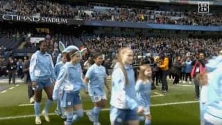 「日本の誇り」「最高すぎる！」長谷川唯が世界中から愛されるのが分かる瞬間　礼儀正しすぎるピッチ入場が話題に