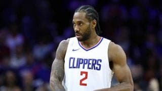 シクサーズ戦終盤に重要なプレーを決めたカワイ・レナードが直近20年間で初の選手に