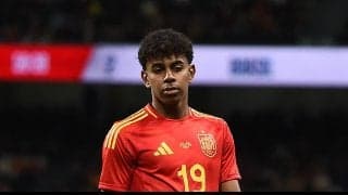 やべえヤツ来たな！「メッシに変身した」16歳のスペイン代表がブラジル代表を翻弄！華麗過ぎるドリブルでDFを2人抜きしてスタジアム騒然「性能バグ」「バケモン過ぎる」