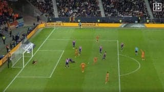 批判殺到！「どこ出してんだよ！」「何してんの…」ありえない痛恨ミス　ゆるいバックパスからボール奪取→電光石火のゴールを叩き込まれた瞬間