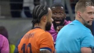 お前がなんで来るんだよ！ ドイツ代表の“最凶煽り野郎”が突如乱入→相手FWを指差して挑発する瞬間　味方のタックルのファウル判定にブチギレ！