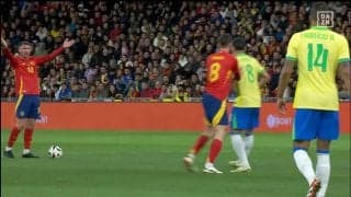 やられたらやり返す！スペイン代表が危険タックルで倒されてブチギレ、報復のど突きをかまして一触即発！選手が入り乱れ主審に詰め寄り...各所で諍い合うカオスなバチバチシーン「親善試合とは思えん」