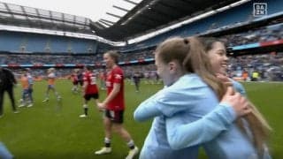 「ユイは本当に天才！」長谷川唯がチームメートと笑顔で抱き合う瞬間　ダービーマッチ勝利に大貢献で監督&選手たちが大絶賛の嵐