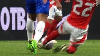 エンバペの“大悶絶”は演技…？ スライディングタックルを食らう→４回転ゴロゴロで痛がった一部始終！ リプライ映像が捉えていた真実