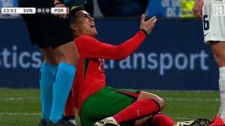 「どこ見てんだよ！」C・ロナウドが鬼の形相で審判にブチギレ！「スパイクがずれてんだろ！」 踵を踏まれて猛アピールした珍しい一部始終