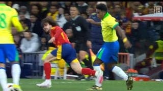 ヤンチャ過ぎるだろ！血気盛んな17歳ブラジル代表、強烈ボディアタックで弾き飛ばし最後は背後から蹴り上げて転倒させる悪党プレー炸裂！「何してくれんねん」