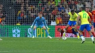 「プロとしてあるまじき行為」目の前を走る選手の足を素手でつかんで転ばせる前代未聞の卑劣行為が発覚した瞬間！PK献上→同点に追いつかれる決定的失敗に「あぶなすぎ」「もはや珍プレー」