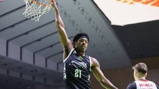 北海道のダラル・ウィリスジュニアが2試合出場停止…A東京戦で「看板を蹴り飛ばす行為」とリーグ発表