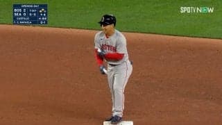 吉田正尚が開幕戦で弾丸ツーベース！ 喜びを表すその動きはガッツポーズ？それとも控えめなマッスルポーズ？