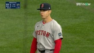 勢い余って頭からダイブ！？吉田正尚の同僚外野手がピンチを救う“アクロバットバックホーム”