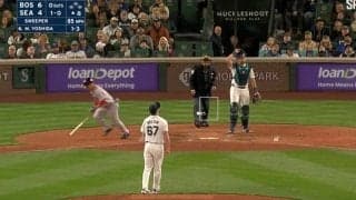 吉田正尚がブチキレた…！？ 凡打した直後にバットを地面に叩きつけてファン騒然 「感情出すの珍しいな」「だんだん調子上げてくる」