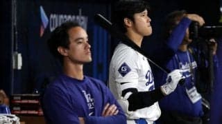 大谷翔平が新通訳とヒソヒソ「何話してるんだろ」　身を屈める神対応「いい雰囲気」